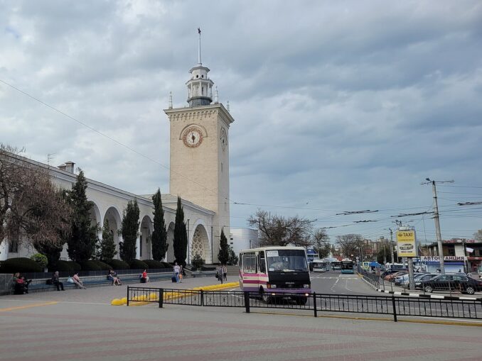 Из Симферополя до Севастополя ходят автобусы