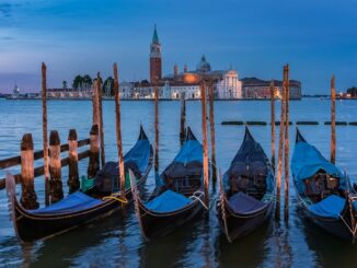 Гондолы - Венеция - не столица никакой страны