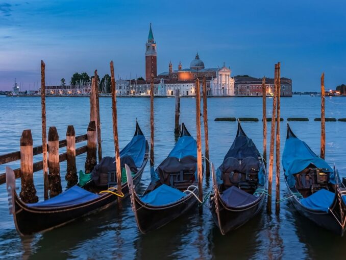 Гондолы - Венеция - не столица никакой страны