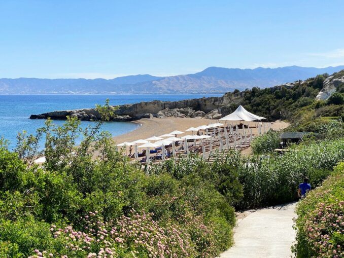 Море и пляж - на Кипре в июле очень жарко