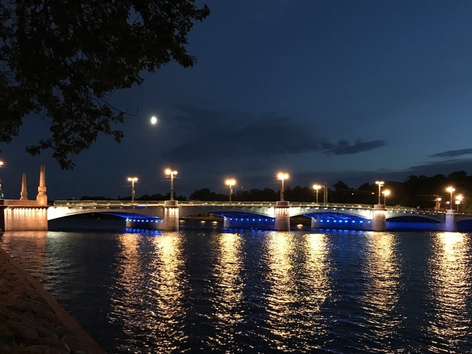 Вид на ночную Неву и мост в Санкт-Петербурге Санкт-Петербург в августе отличает теплая, но сырая погода
