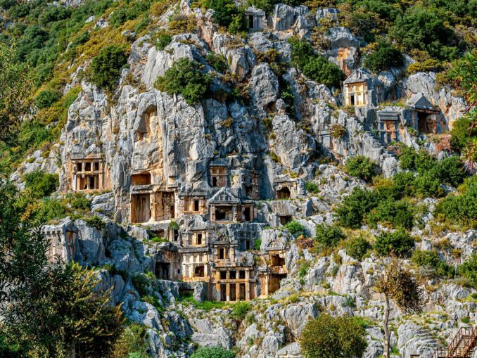 Миру неподалеку от Анталии нужно обязательно посетить