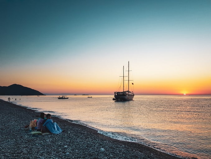 На пляже в Чырали - вода в Турции в начале ноября позволяет купаться