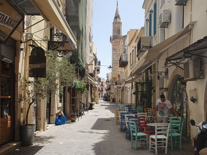 Октябрьская Ханья видит немного туристов