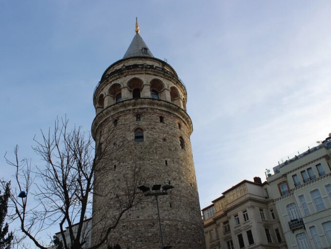 Галатская башня - зимой в Стамбул можно приехать на экскурсии