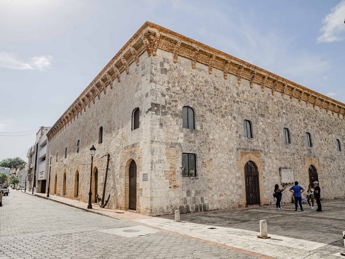 Музей королевских домов в Санто-Доминго прямиком прибыл из средних веков