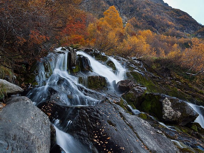 Чучхурский водопад в осеннем Домбае, фото All-dombay