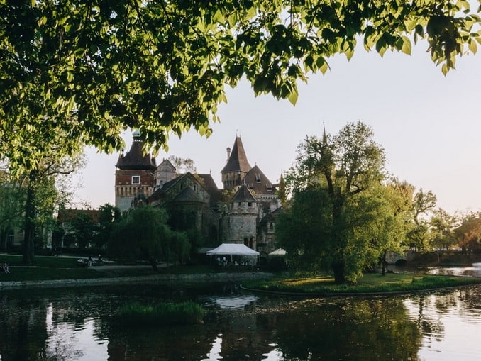 Башни замка Вайдахуняд в Будапеште