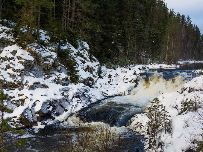 Водопад Кивач в Карелии в середине зимы