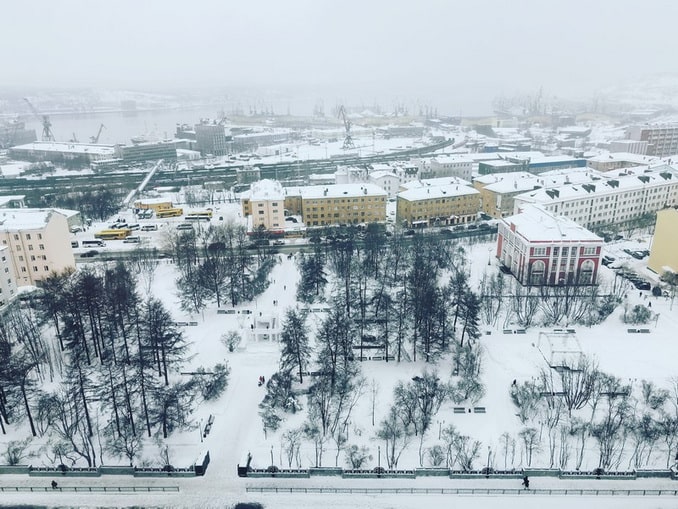 Зимой в Мурманске стоят минусовые температуры воздуха и лежит снег
