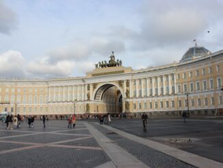 Что взять с собой в поездку в Питер в апреле?