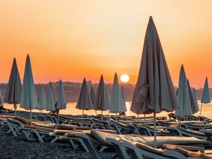 Чтобы не сгореть, на отдых в Турцию берут солнцезащитные лосьоны и крема