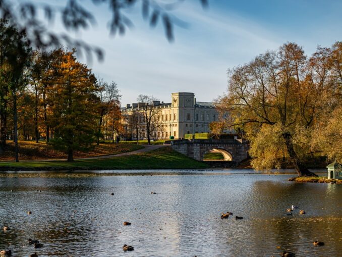 Большой Гатчинский дворец под Питером лучше посещать осенью