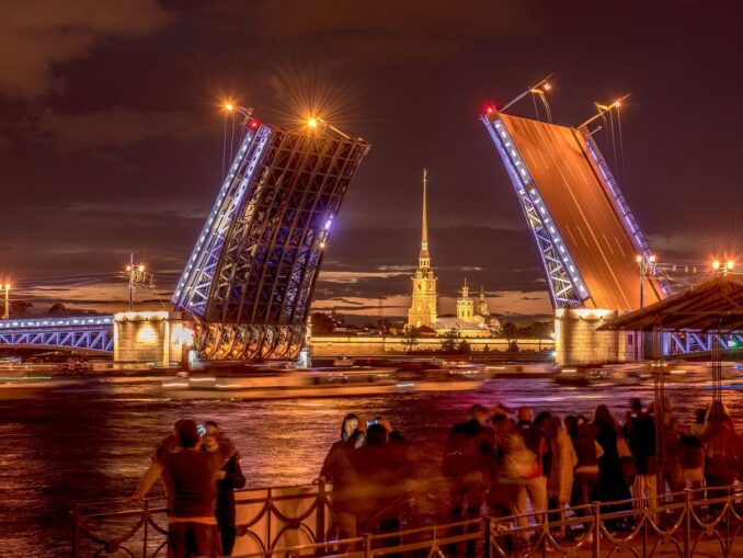 Во время белых ночей нужно посмотреть развод мостов над Невой