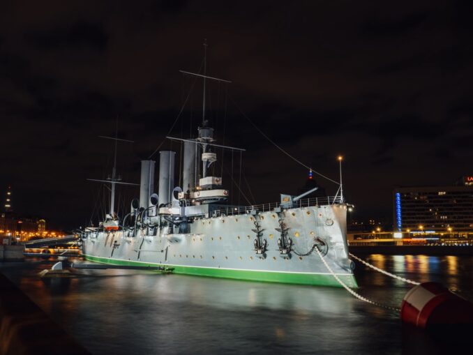 Крейсер "Аврора" - "корабль революции" - можно увидеть в Питере возле набережной Большой Невки