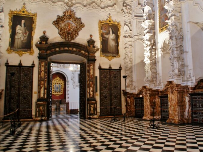 В Monasterio de la Cartuja можно съездить рядом с Гранадой