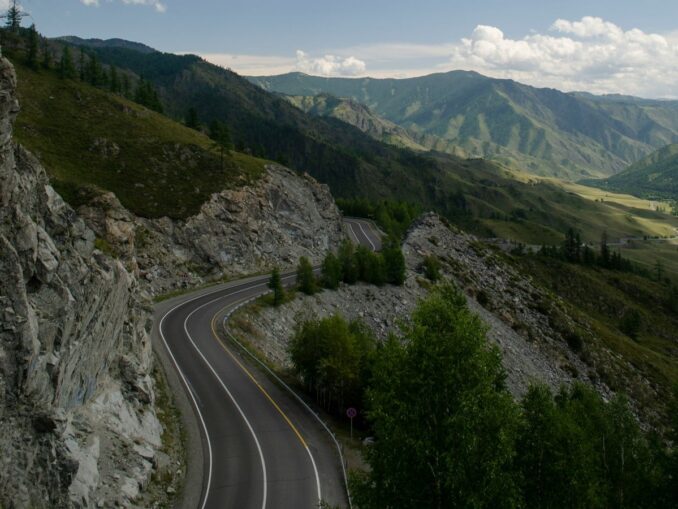 Перевал Чике-Таман на Чуйском тракте - нужно посмотреть на Алтае, путешествуя на машине