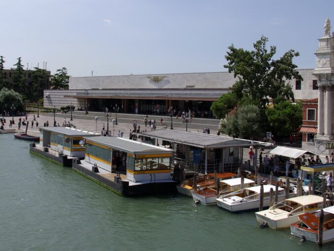 Вокзал Санта-Лючия в Венеции многие туристы посещают в первую очередь