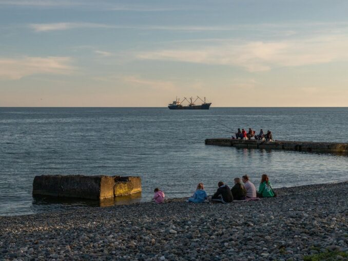 На пляже в Сухуме осенью - в Абхазии можно отдыхать даже в несезон