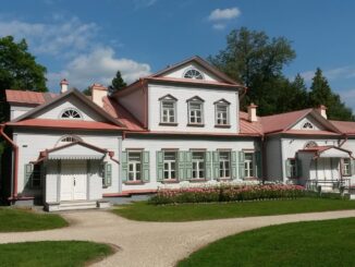 Усадьба Абрамцево находится в 55 километрах северо-восточнее Москвы