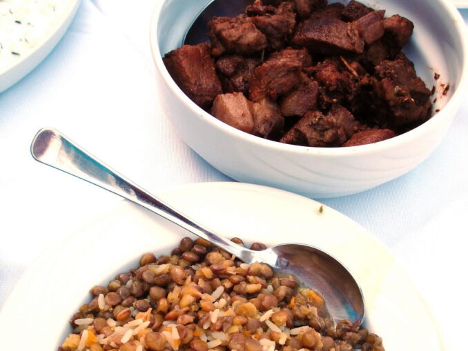 Афелия - традиционное блюдо Кипра, котрое можно заказать в ресторане