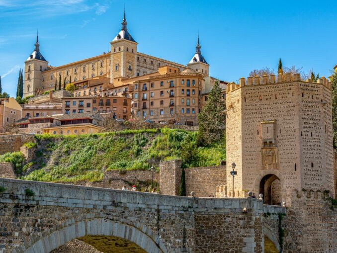 Из Мадрида можно доехать до Толедо менее, чем за час