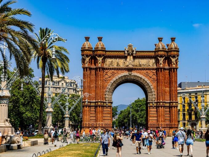 Триумфальная арка - что посмотреть туристу в Барселоне за 3-4 дня?