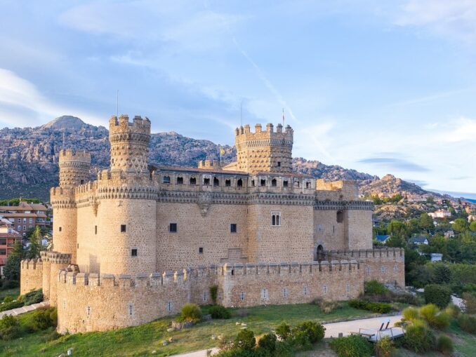 Замок Мансанарес-эль-Реал находится рядом с Мадридом