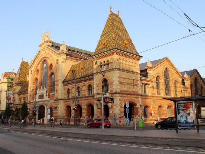 На Центральном рынке в Будапеште можно купить хунгарикумы и сувениры