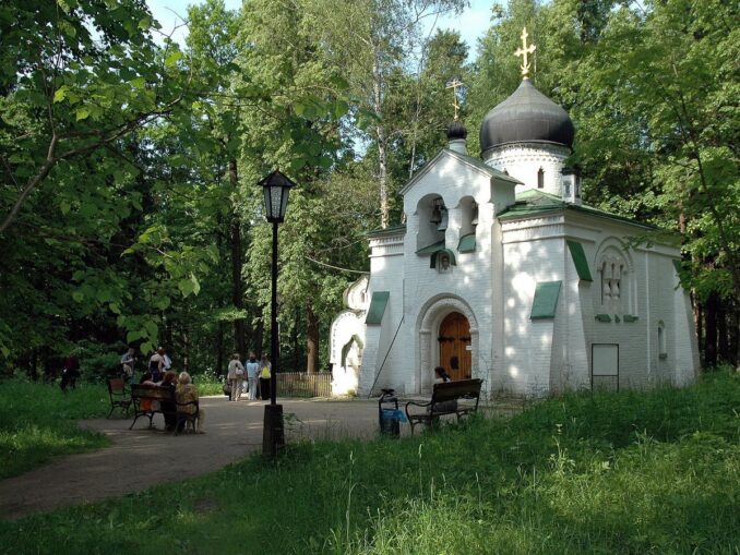 Церковь Спаса Нерукотворного в Абрамцево нужно посетить обязательно