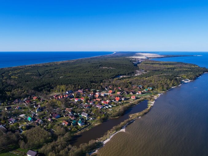 Добраться до Куршской косы можно на автобусе из Зеленоградска