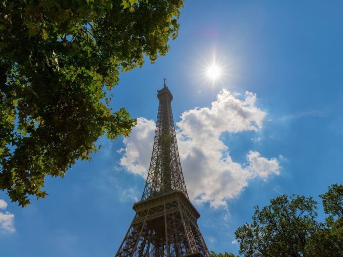 Эйфелева башня - в Париже хорошо отдыхать в теплое время года