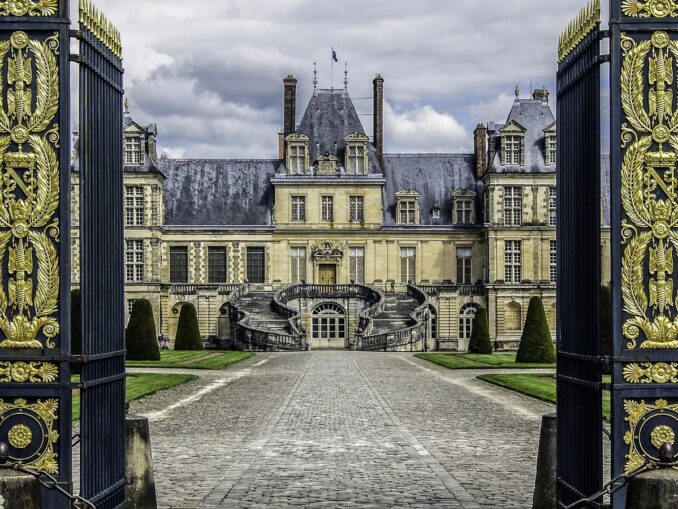 Дворец Фонтенбло неподалеку от Парижа можно посетить за 1 день