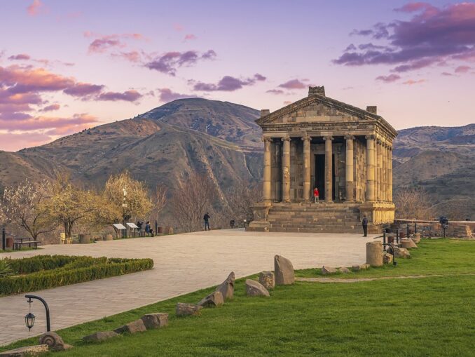 Храм Гарни - одна из главных достопримечательностей Армении