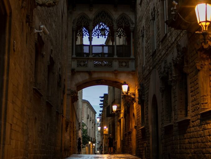 Пустынный Готический квартал в Барселоне, фото unsplash.com/@adamsterdomi Готический квартал в Барселоне обязательно нужно посмотреть в ноябре