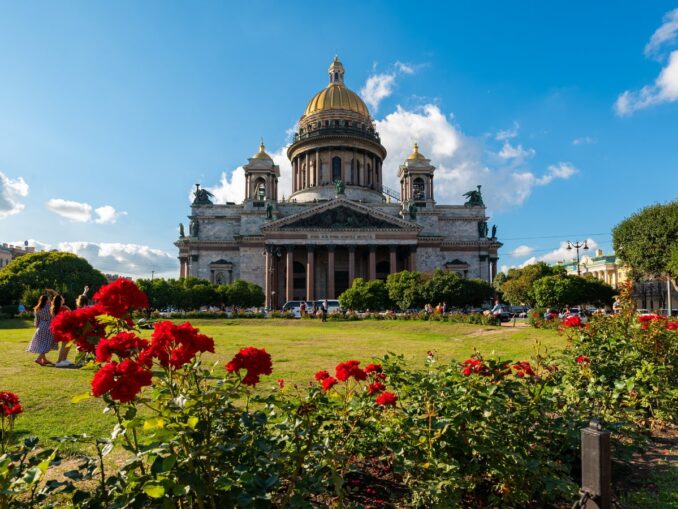 Исаакиевский собор - хорошее место для отдыха с детьми в Питере