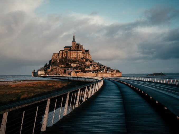 В Мон-Сен-Мишель нужно съездить из Парижа в первую очередь