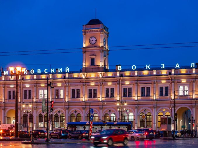 Московский вокзал - дешевле всего добраться до Питера из Москвы на автобусе и поезде