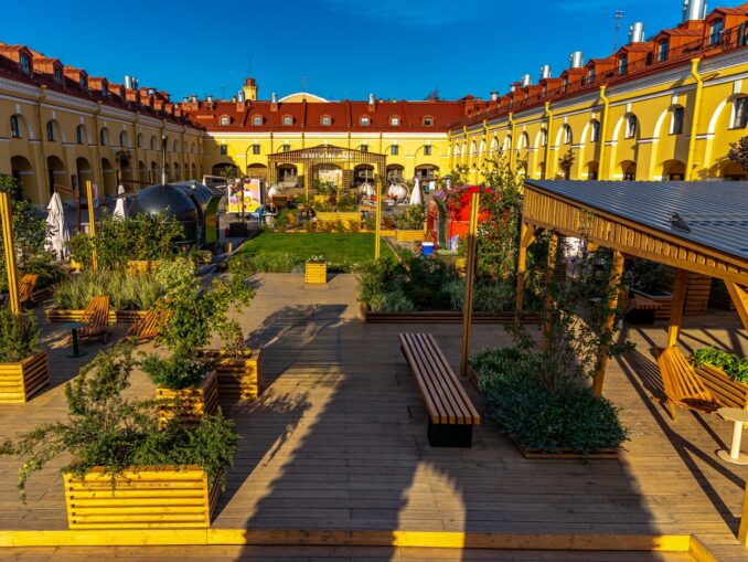 Общественное пространство внутри Никольских рядов с Санкт-Петербурге - здесь могут развлечься дети