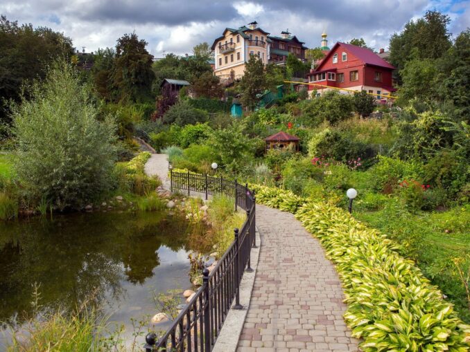 Патриарший сад во Владимире летом очень красив