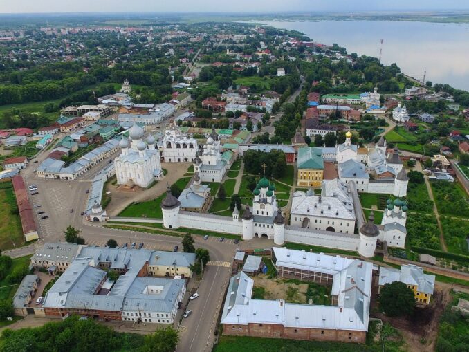 В Ростове Великом туристу нужно сходить в Ростовский Кремль