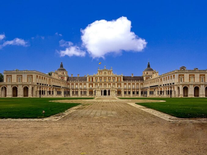 Неподалеку от Мадрида можно посетить королевский дворец Аранхуэс