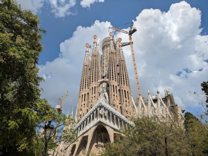 Собор Саграды Фамилии нужно обязательно посетить в Барселоне