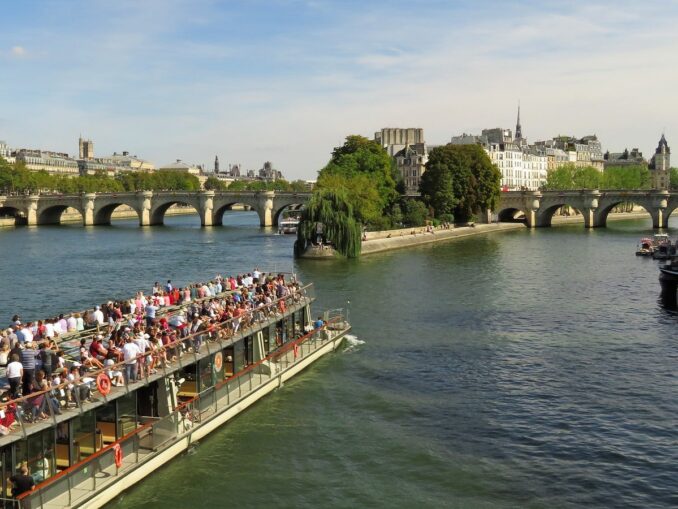 Круиз по Сене - лето не самое хорошее время для отдыха в Париже, много туристов