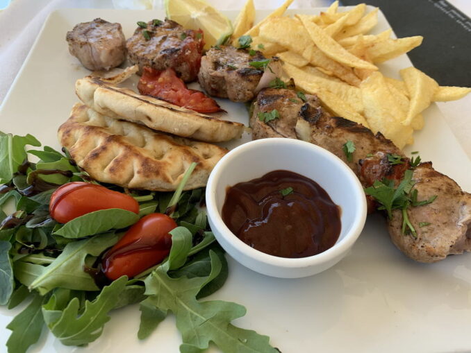 Шашлык, сувла - одно из самых популярных блюд национальной кухни Кипра