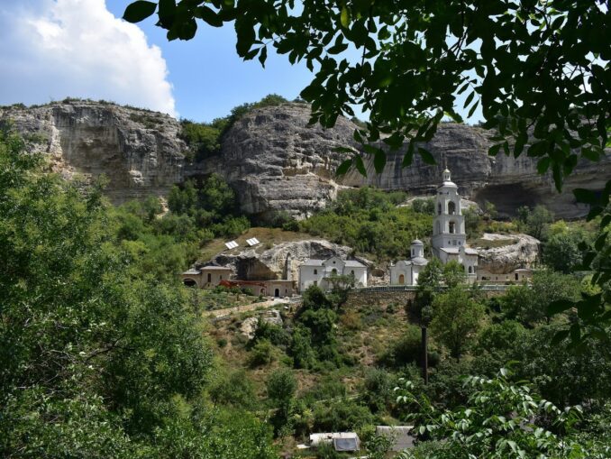 Из Евпатории можно съездить в Бахчисарай, посмотреть Успенский монастырь