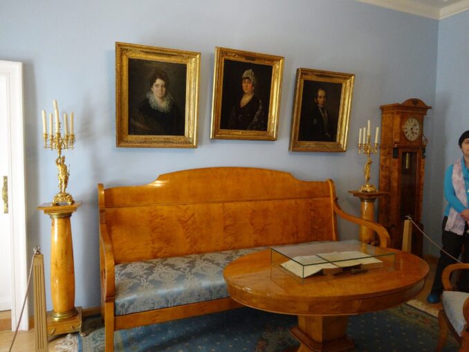 В усадьбе Абрамцево можно посмотреть оригинальную мебель и картины