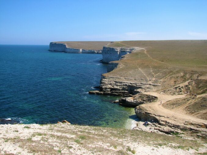 Тарханкут, Крым, фото @Yuliya Krasylenko/Wikimedia Commons На мыс Тарханкут в Крыму легче всего съездить из Евпатории