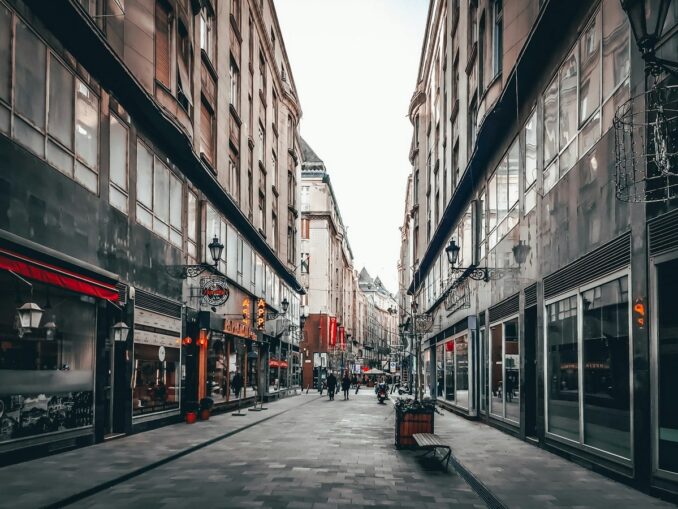 Улица магазинов Ваци в Будапеште изобилует магазинами одежды и сувенирными лавками