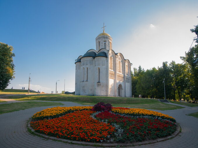 Дмитриевский собор стоит посетить во Владимире обязательно